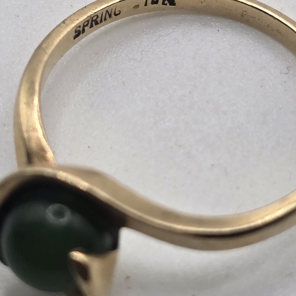 10k Gold and Green Jade Stone Ring - Picture 2 of 8